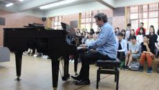 爵士音乐的魅力---钢琴家菲利普·莱奥吉来我校参加沙龙活动